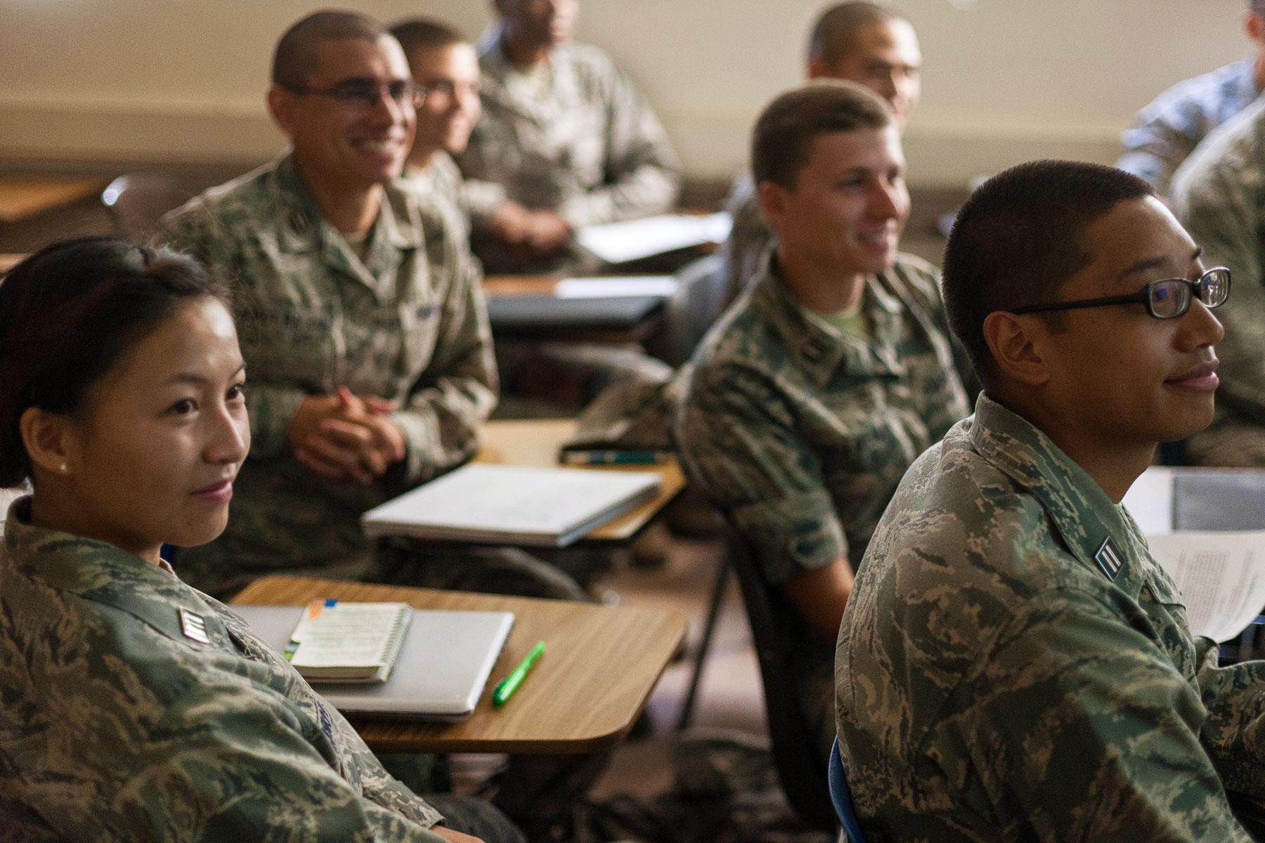 在教室里的军人和退伍军人.